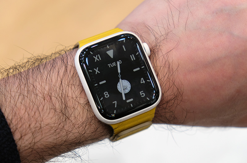 Hands on Apple Watch Series 5 With Always on Display And New Case 